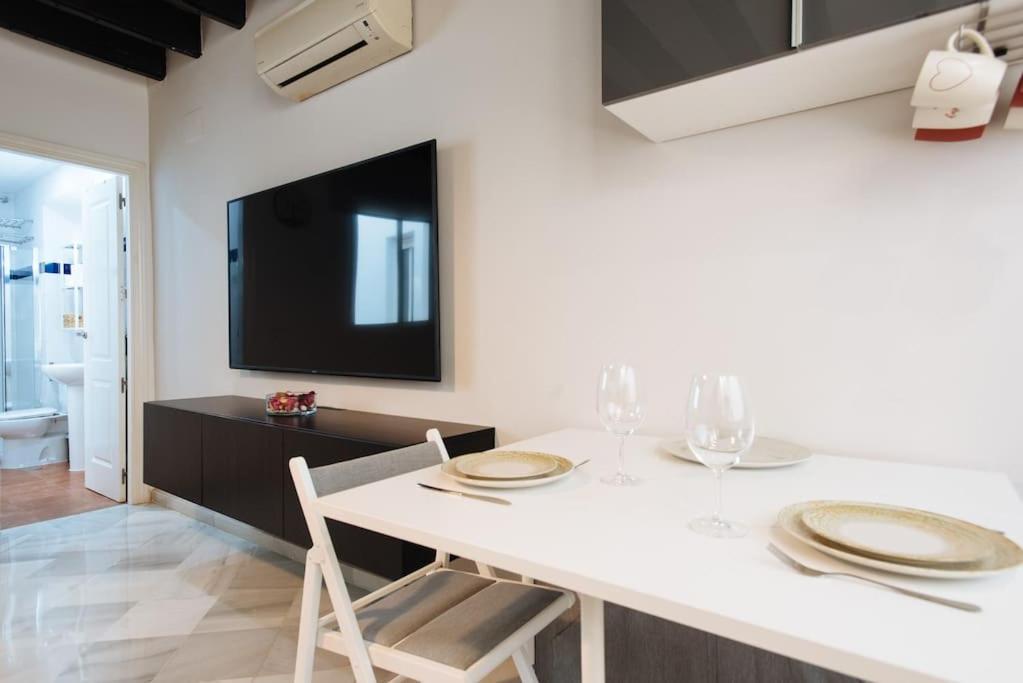 Ad2B Apartment, 300M From Cathedral With 2Br เซบีญา ภายนอก รูปภาพ